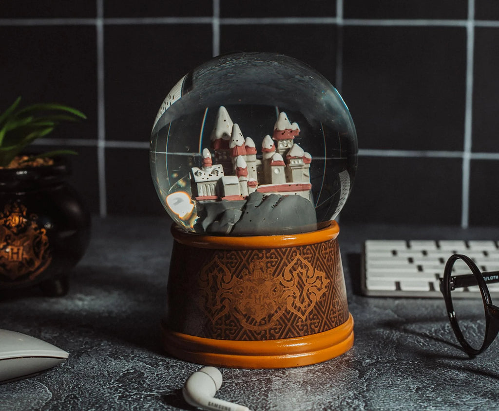 Harry Potter Hogwarts Castle Collectible Snow Globe Z9753