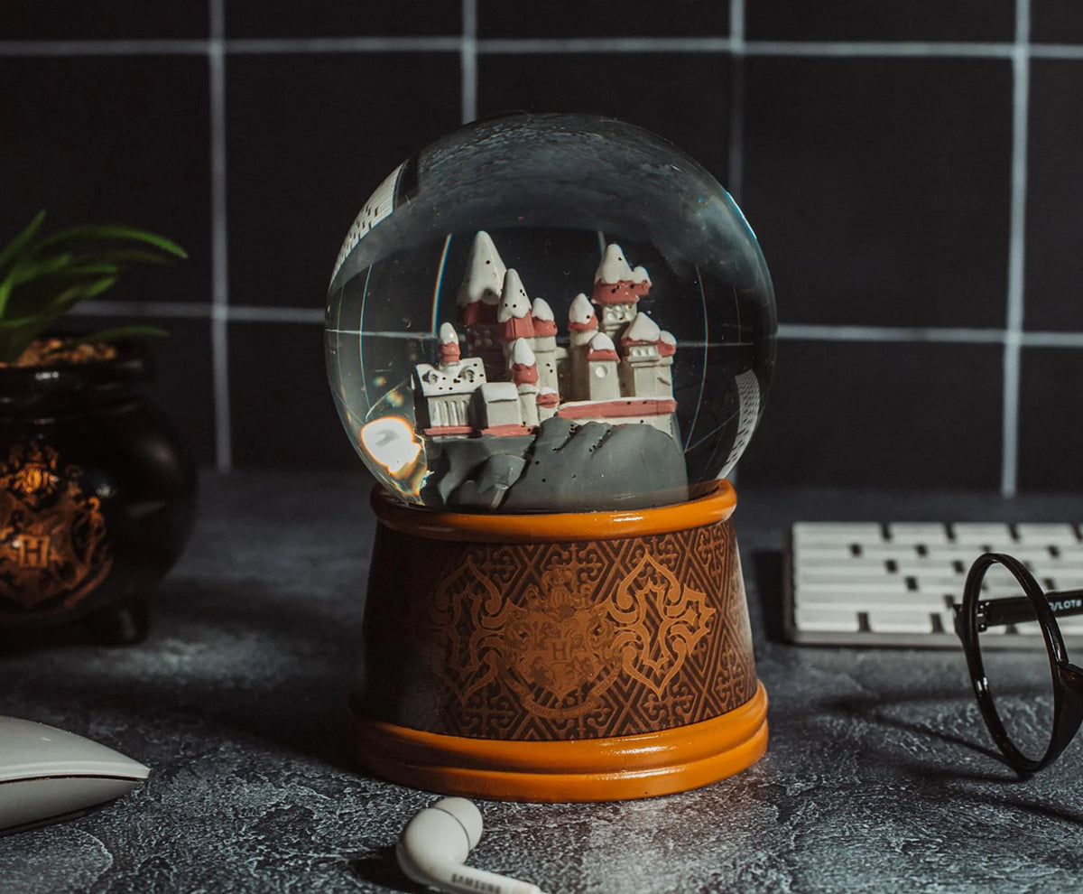 Harry Potter Hogwarts Castle Collectible Snow Globe Z9753